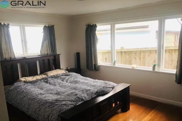 Photo of property in 5 Murray Road, Te Atatu Peninsula, Auckland, 0610