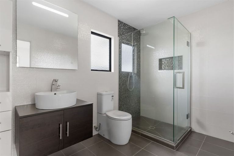 Photo of property in 1/11 Bronzewing Terrace, Unsworth Heights, Auckland, 0632