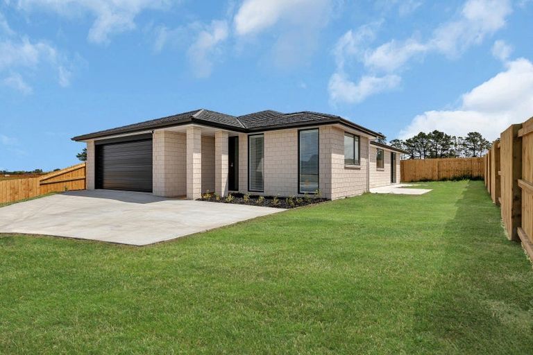 Photo of property in 51 Te Taniwha Road, One Tree Point, 0118