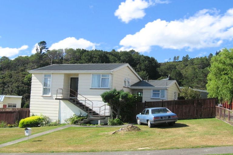 Photo of property in 17 Gentian Street, Timberlea, Upper Hutt, 5018