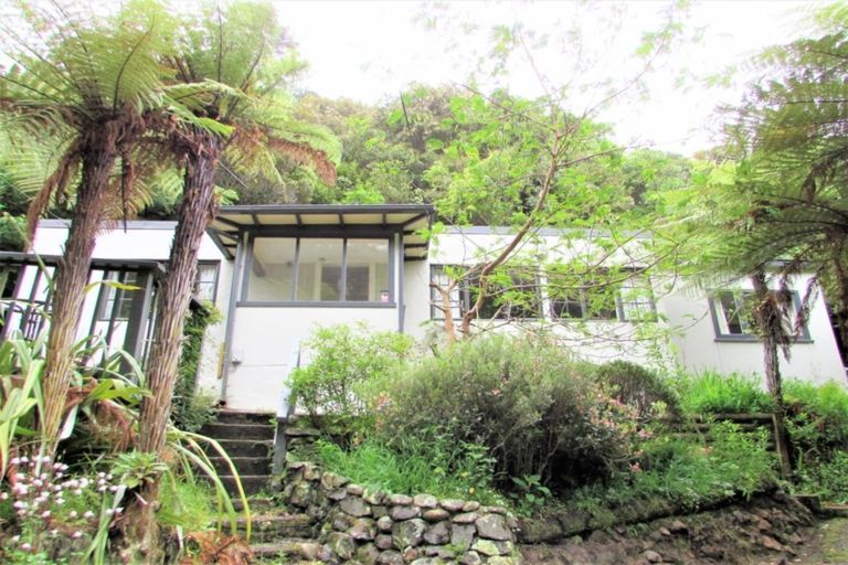 Photo of property in 126 Pinehaven Road, Pinehaven, Upper Hutt, 5019