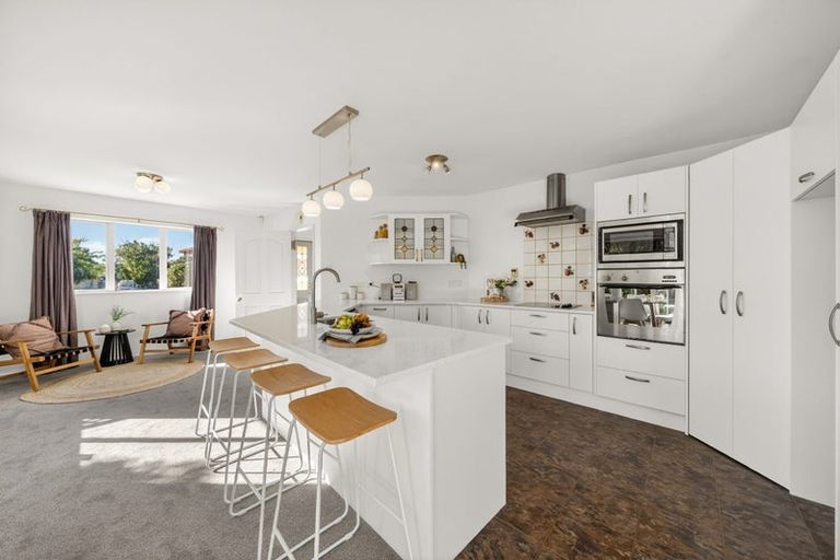 Photo of property in 31 Willowview Drive, Redwood, Christchurch, 8051