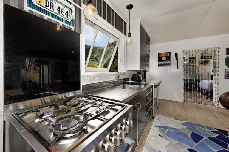 Photo of property in 29 Glenesk Road, Piha, New Lynn, 0772