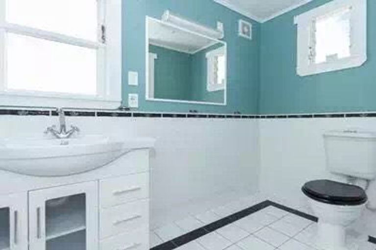 Photo of property in 28 Thackeray Street, Hamilton Lake, Hamilton, 3204