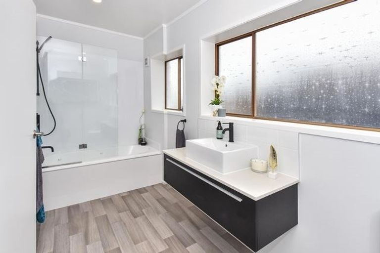 Photo of property in 2/8 Wood Street, Papakura, 2110