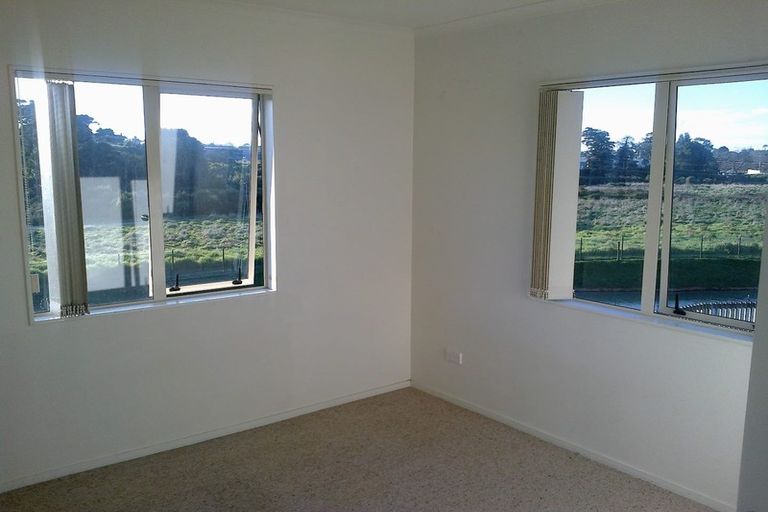 Photo of property in 60 Brashier Circle, Sunnyvale, Auckland, 0612