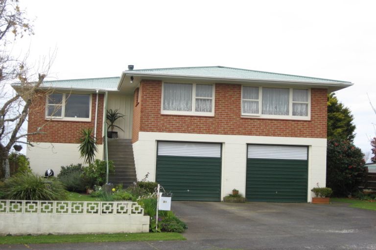 Photo of property in 21 Montana Place, Merrilands, New Plymouth, 4312