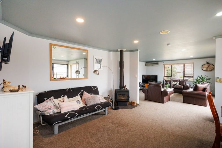 Photo of property in 12 Walnut Grove, Kelvin Grove, Palmerston North, 4414