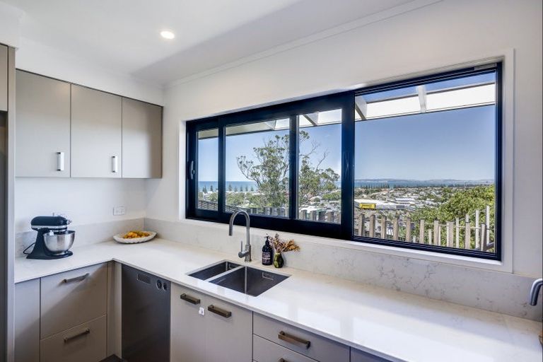 Photo of property in 2 Colenso Avenue, Hospital Hill, Napier, 4110