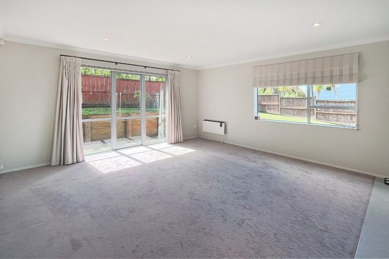 Photo of property in 6 Springvale Drive, Fairview Heights, Auckland, 0632