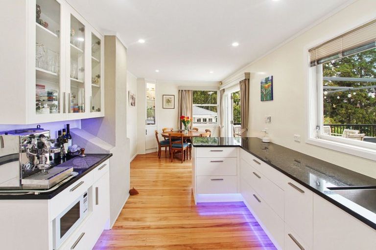 Photo of property in 37 Derwent Crescent, Titirangi, Auckland, 0604