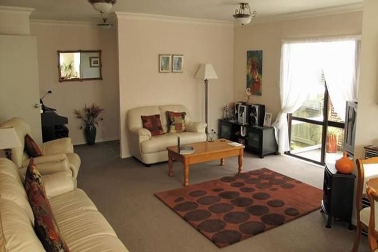 Photo of property in 6 Bosnyak Drive, Te Atatu South, Auckland, 0610