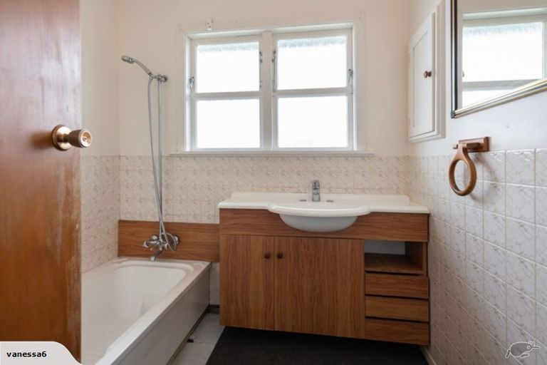 Photo of property in 26 Bellringer Crescent, Newlands, Wellington, 6037