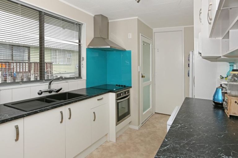 Photo of property in 5 Hueglow Rise, West Harbour, Auckland, 0618