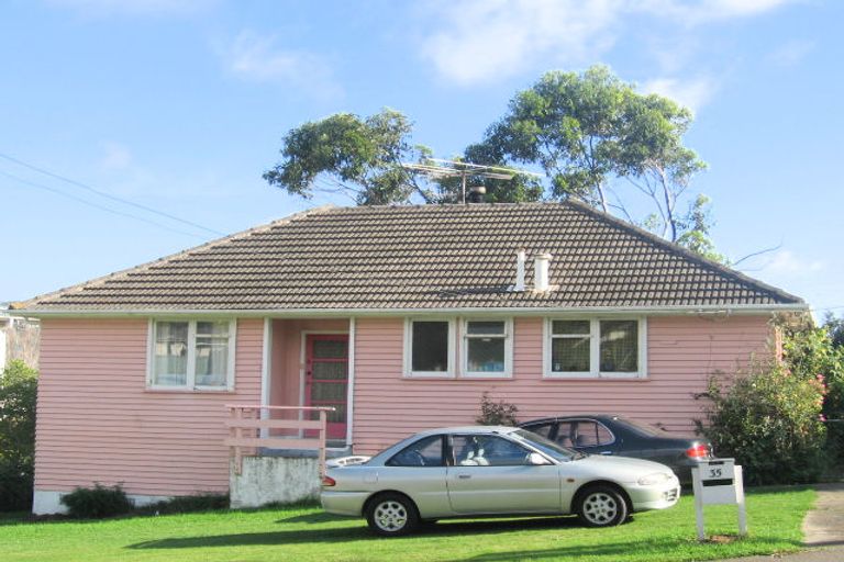 Photo of property in 35 Cornwall Crescent, Cannons Creek, Porirua, 5024