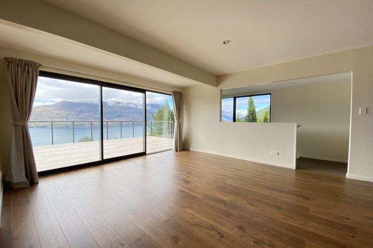 Photo of property in 127 Wynyard Crescent, Fernhill, Queenstown, 9300