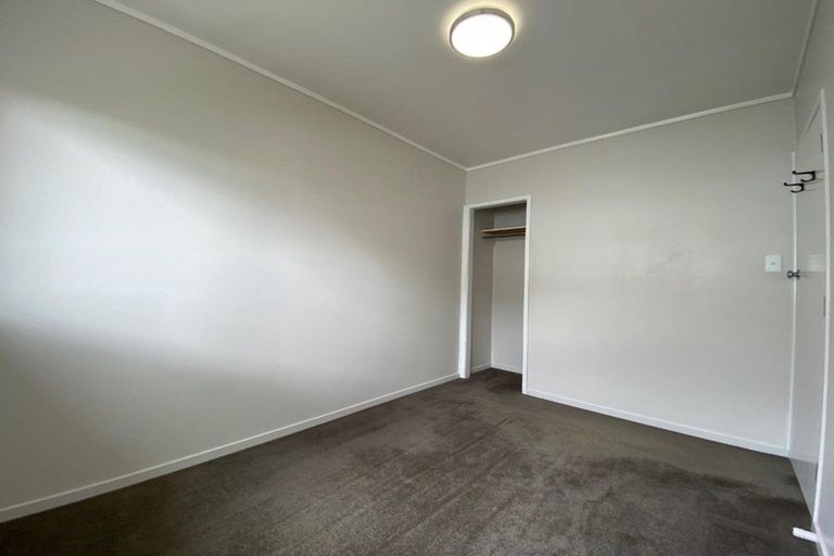 Photo of property in 1/2 Scarboro Terrace, Murrays Bay, Auckland, 0630