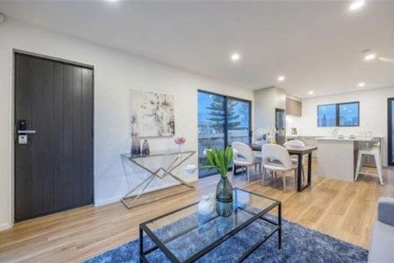 Photo of property in 8d Jupiter Street, Rosehill, Papakura, 2113