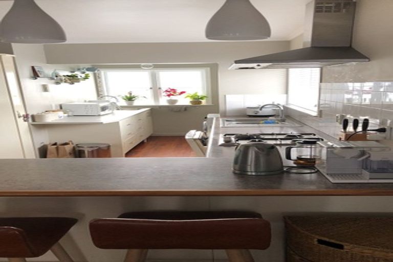 Photo of property in 1/130 Onewa Road, Northcote, Auckland, 0627