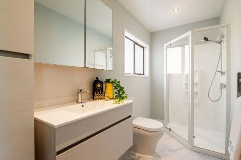 Photo of property in 9 Malters Place, Browns Bay, Auckland, 0630