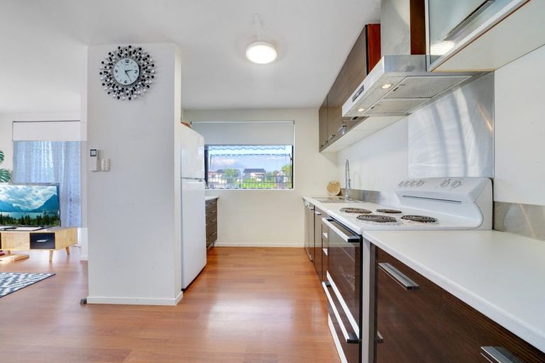 Photo of property in 1b Bamboo Grove, Kelston, Auckland, 0602