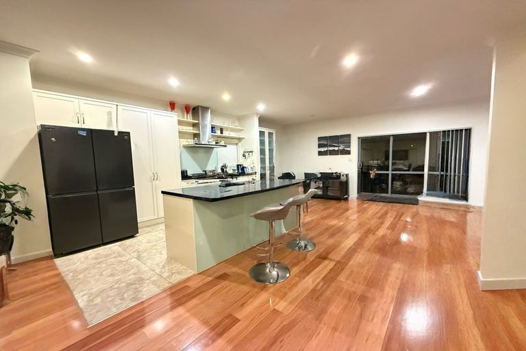 Photo of property in 33 Midhurst Avenue, Henderson, Auckland, 0612