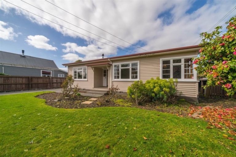 Photo of property in 87 Middlepark Road, Sockburn, Christchurch, 8042