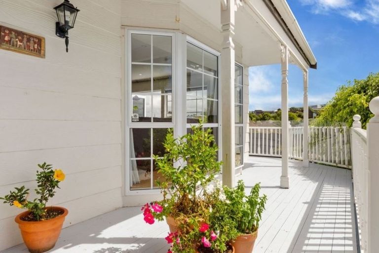 Photo of property in 2/10 Landsberg Way, Windsor Park, Auckland, 0632