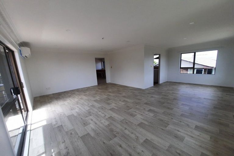 Photo of property in 32 Hadley Wood Drive, Wattle Downs, Auckland, 2103