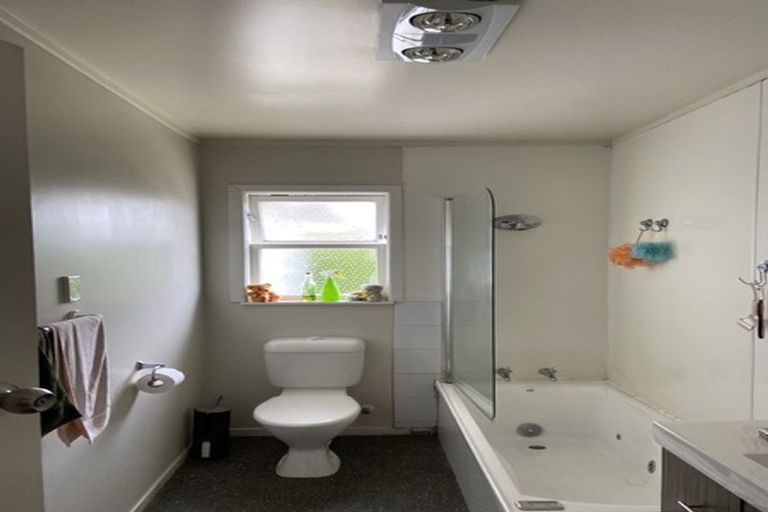 Photo of property in 122 Mahia Road, Wattle Downs, Auckland, 2103