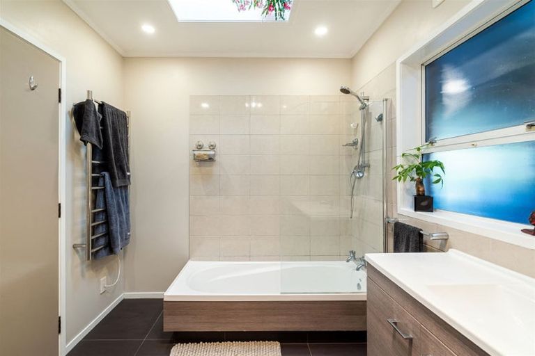 Photo of property in 93 Christian Road, Swanson, Auckland, 0614