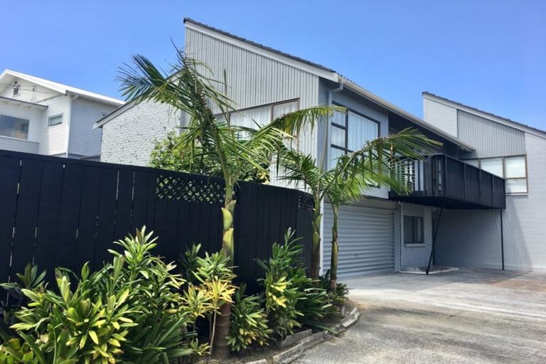Photo of property in 1/18 Wernham Place, Northcote, Auckland, 0626
