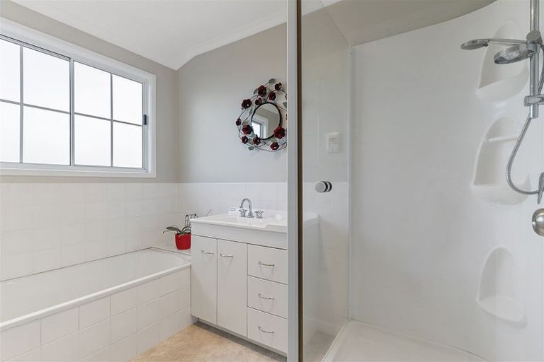 Photo of property in 65 Aviemore Drive, Highland Park, Auckland, 2010