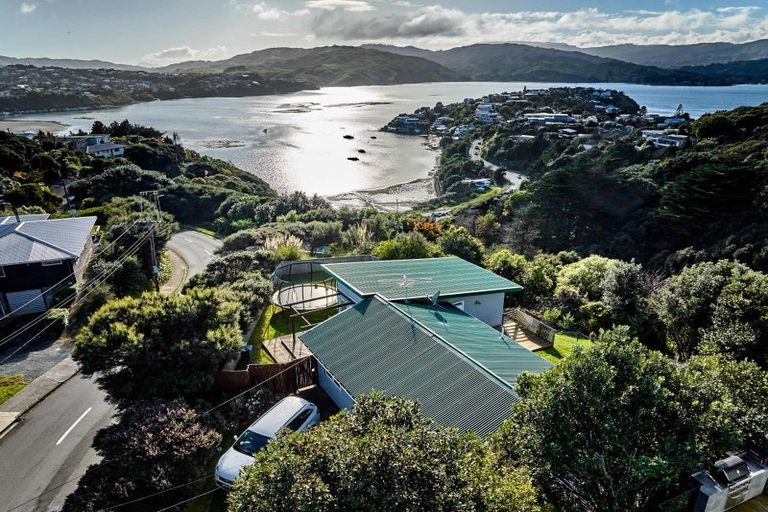 Photo of property in 1 Kahu Road, Paremata, Porirua, 5024