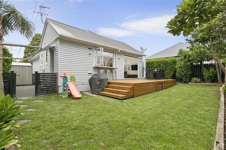 Photo of property in 15 Alberta Street, Point Chevalier, Auckland, 1022