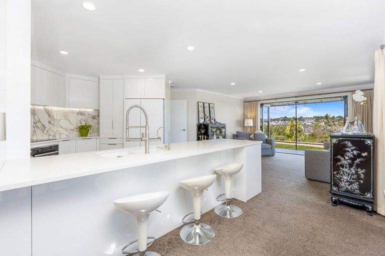 Photo of property in 72 Kittiwake Drive, Schnapper Rock, Auckland, 0632