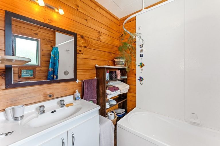 Photo of property in 16 Coventry Close, Ascot Park, Porirua, 5024