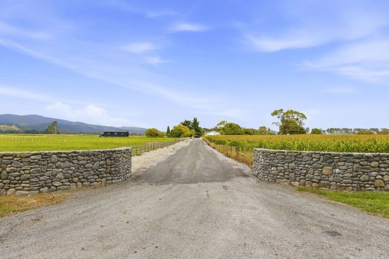 Photo of property in 225 Kuku Beach Road, Kuku, Manakau, 5570