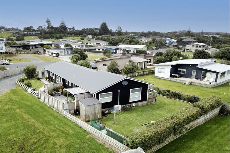 Photo of property in 3 Tua Tua Place, Baylys Beach, Dargaville, 0377