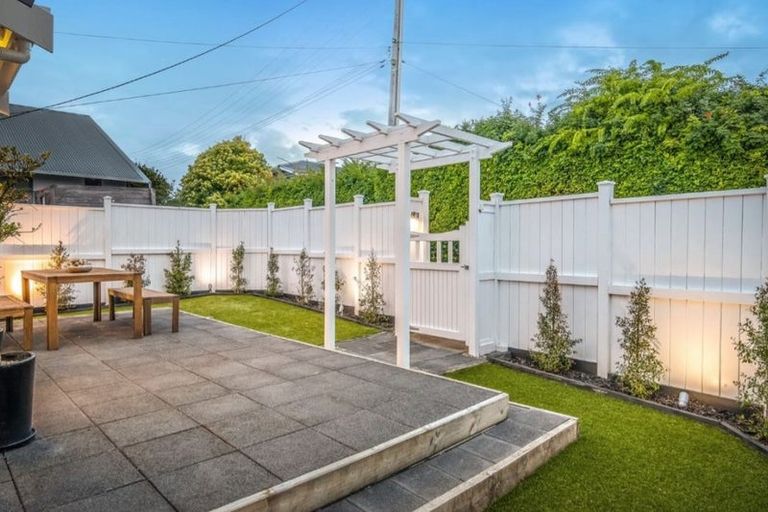 Photo of property in 2/221 Onewa Road, Birkenhead, Auckland, 0626