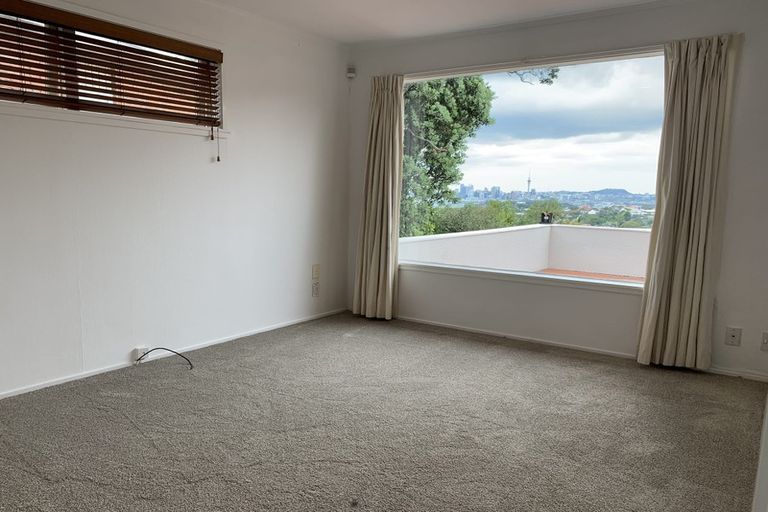 Photo of property in 115 Pupuke Road, Northcote, Auckland, 0627