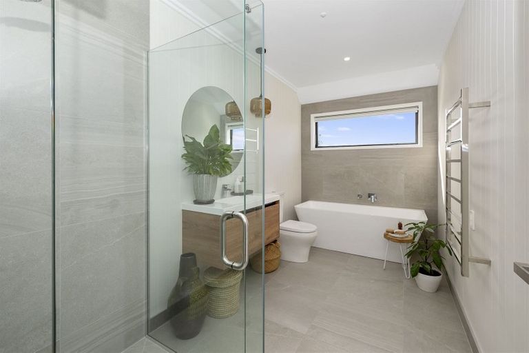 Photo of property in 2 Len Ireland Drive, Kumeu, 0810