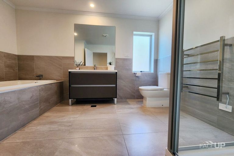 Photo of property in 2 Waimoana Close, Massey, Auckland, 0614