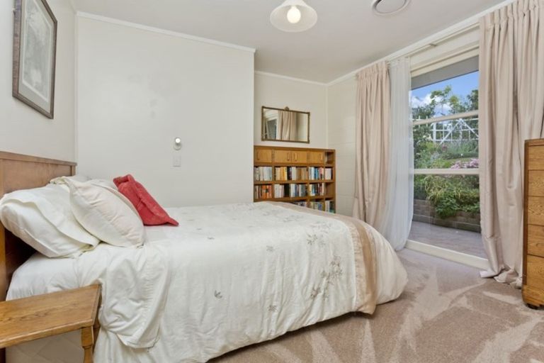 Photo of property in 547 Glenfield Road, Glenfield, Auckland, 0629