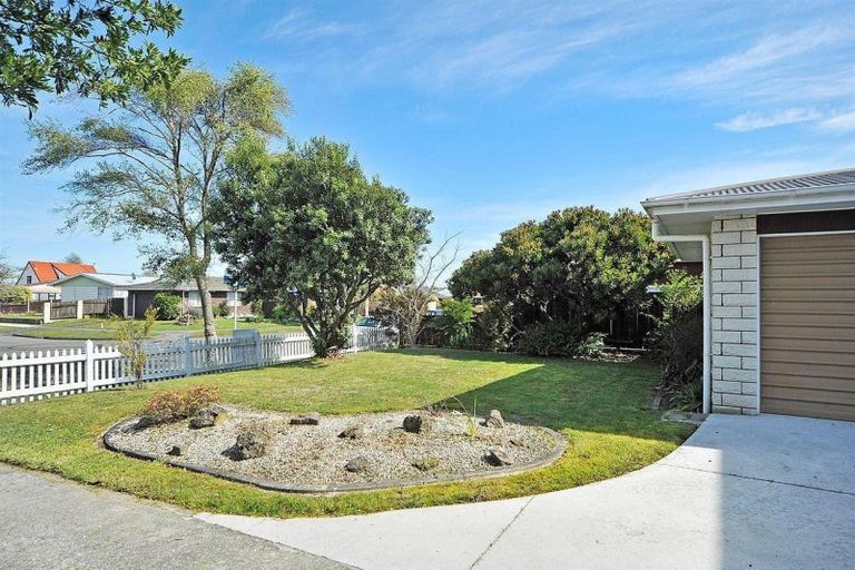 Photo of property in 15 Colonial Place, Kelvin Grove, Palmerston North, 4414