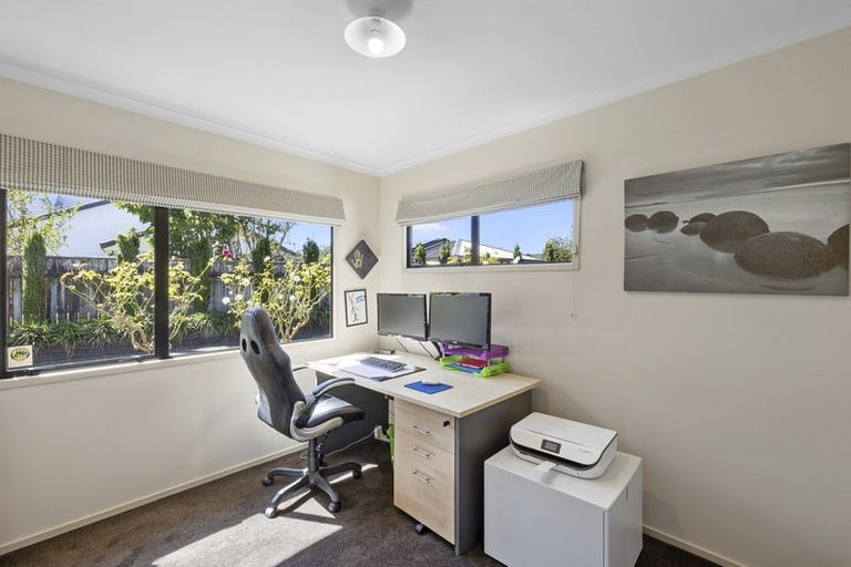 Photo of property in 7 Taylor Place, Merrilands, New Plymouth, 4312