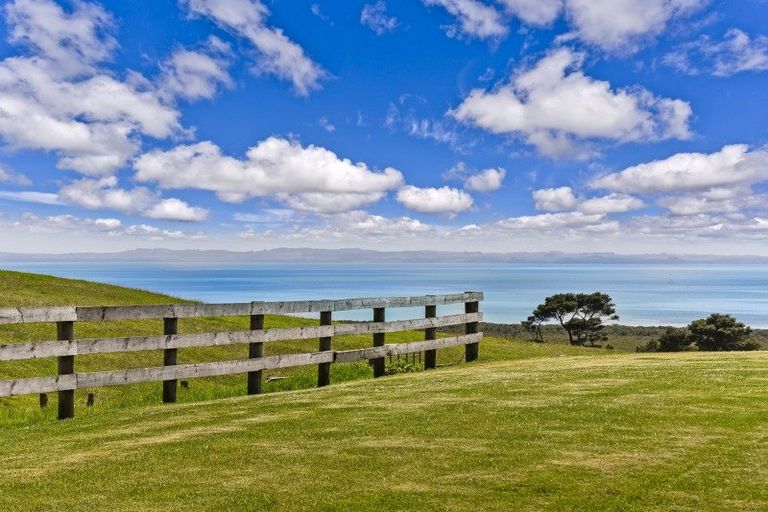 Photo of property in 1880 South Head Road, South Head, Helensville, 0874