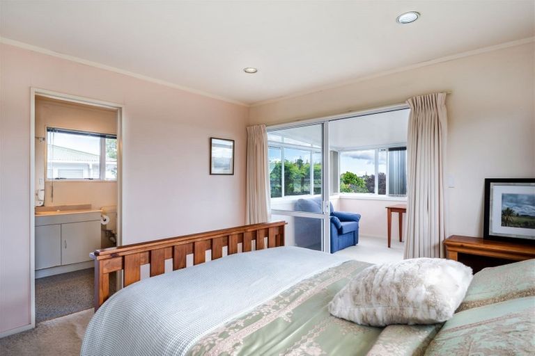Photo of property in 2/6 Marsh Avenue, Forrest Hill, Auckland, 0620