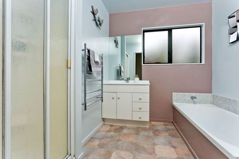 Photo of property in 2/19 Sapphire Place, Bayview, Auckland, 0629