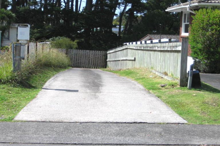 Photo of property in 19 Thornlow Street, Glendene, Auckland, 0602